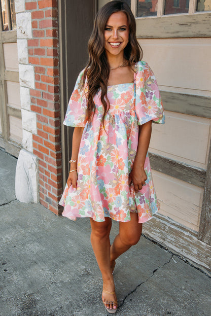 Rosa geblümtes Sommer-Babydoll-Kleid mit quadratischem Ausschnitt und Puffärmeln
