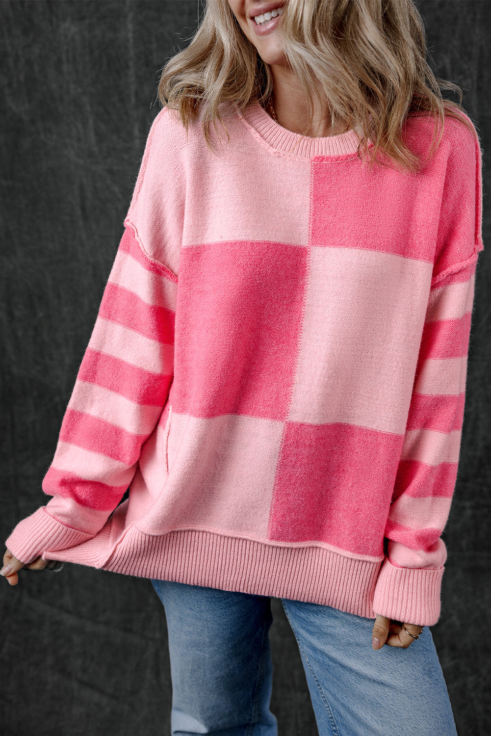 Rosa karierter, gestreifter, hochgeschlossener pullover mit farbblockmuster