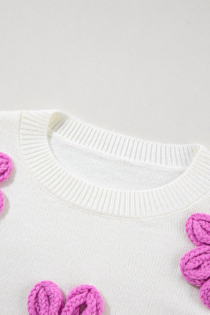 Weißer gehäkelter grobstrickpullover mit blumenmuster