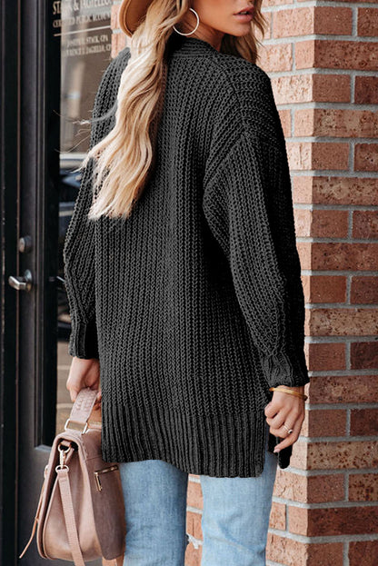 Schwarzer strickcardigan mit knöpfen an der vorderseite und hängeschultern