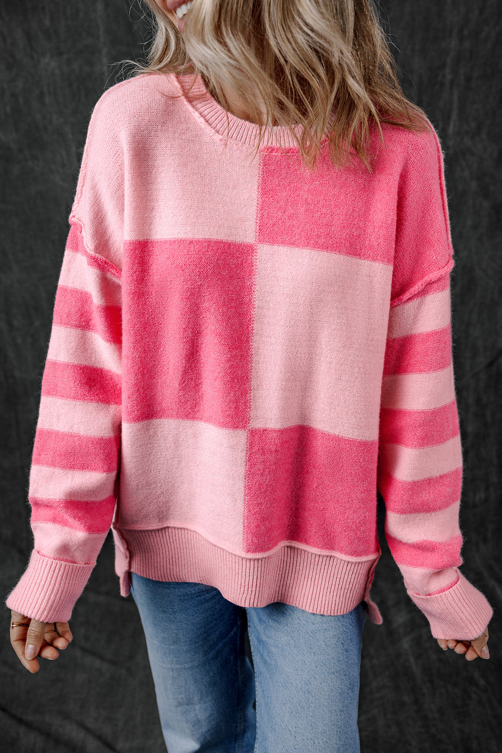Rosa karierter, gestreifter, hochgeschlossener pullover mit farbblockmuster