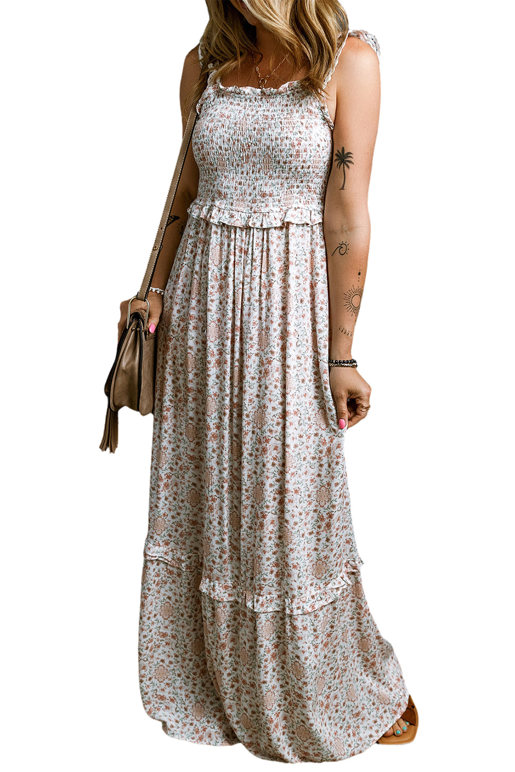 Weißes Maxikleid aus gerüschter Spitze mit gerafften Trägern und Blumenmuster