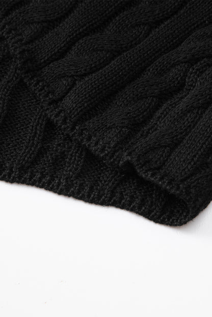 Schwarzer kurzarmpullover mit rundhalsausschnitt aus kabelstrick