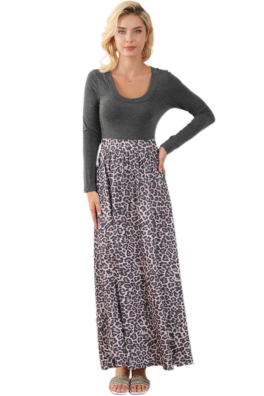 Schwarzes langärmeliges maxikleid mit leopardenmuster