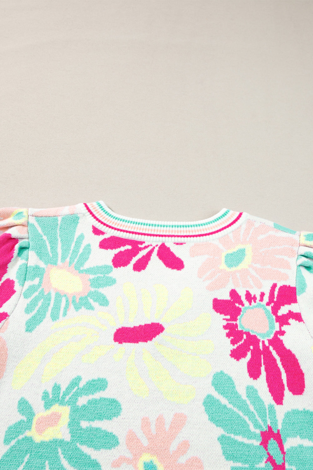 Mehrfarbig floral print v-ausschnitt kurzarm pullover