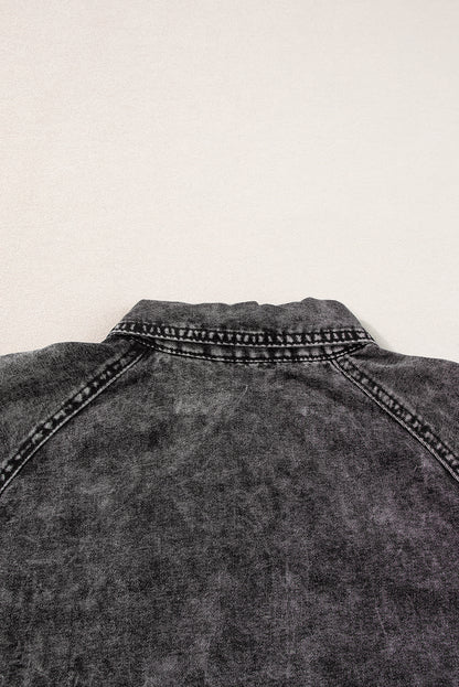 Mittelgraues Mineralwaschung gerafftes Kurzarm-Denimkleid mit Knöpfen