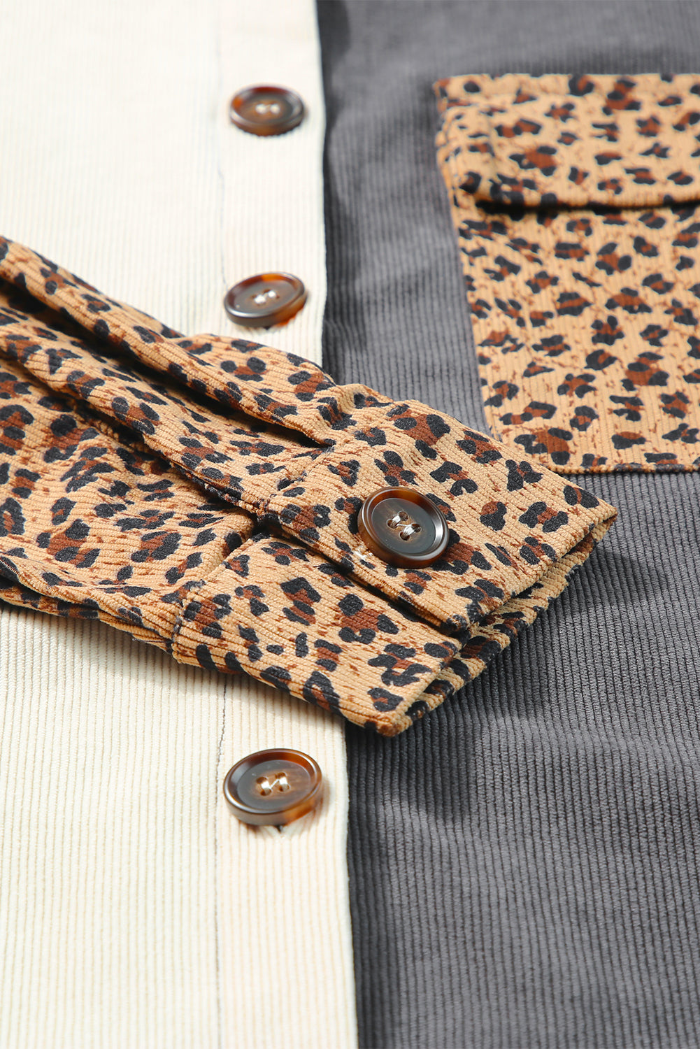 Graue cordjacke mit leopardenmuster und farbblock