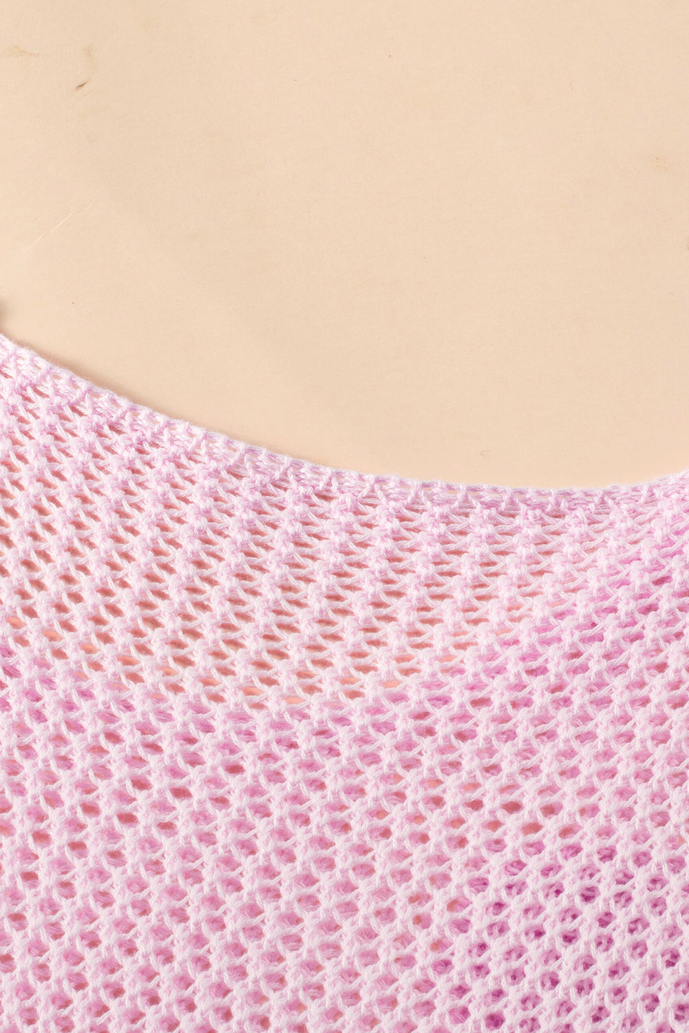 Rosafarbener pullover mit großer blume und hohlen schultern aus strick