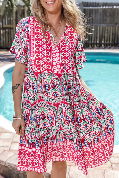 Rosa bohemian print krawattenausschnitt rüschensaum kurzes kleid