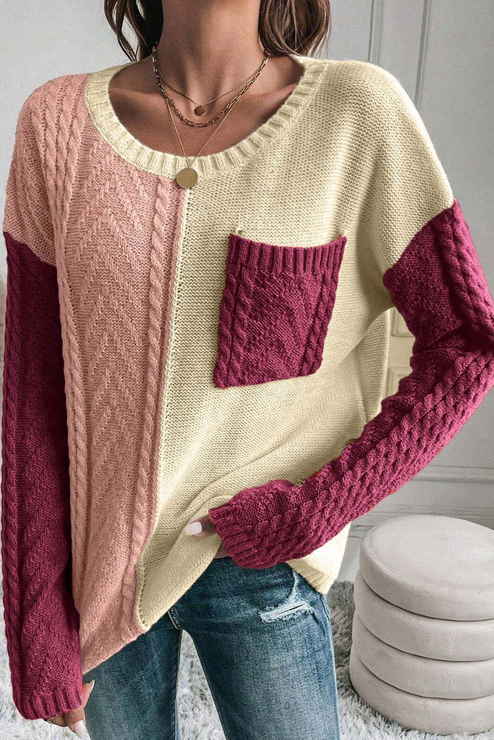 Roséfarbener pullover mit aufgesetzter tasche und schultertasche