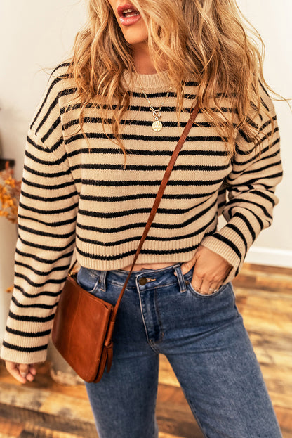 Helles french beige gestreifter pullover mit rundhalsausschnitt und überschnittenen schultern
