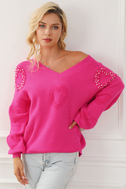Rosenroter, perlenverzierter pullover mit v-ausschnitt und flauschigen herzen