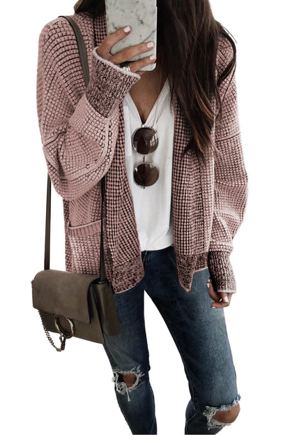 Rosa strickjacke mit waffelstrick und übergroßem kragen