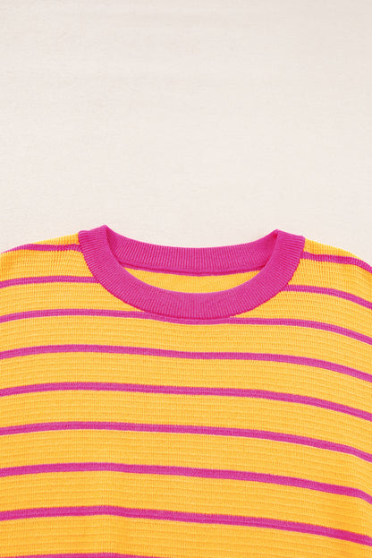 Orangefarbener gestreifter pullover mit rundhalsausschnitt und losen schultern