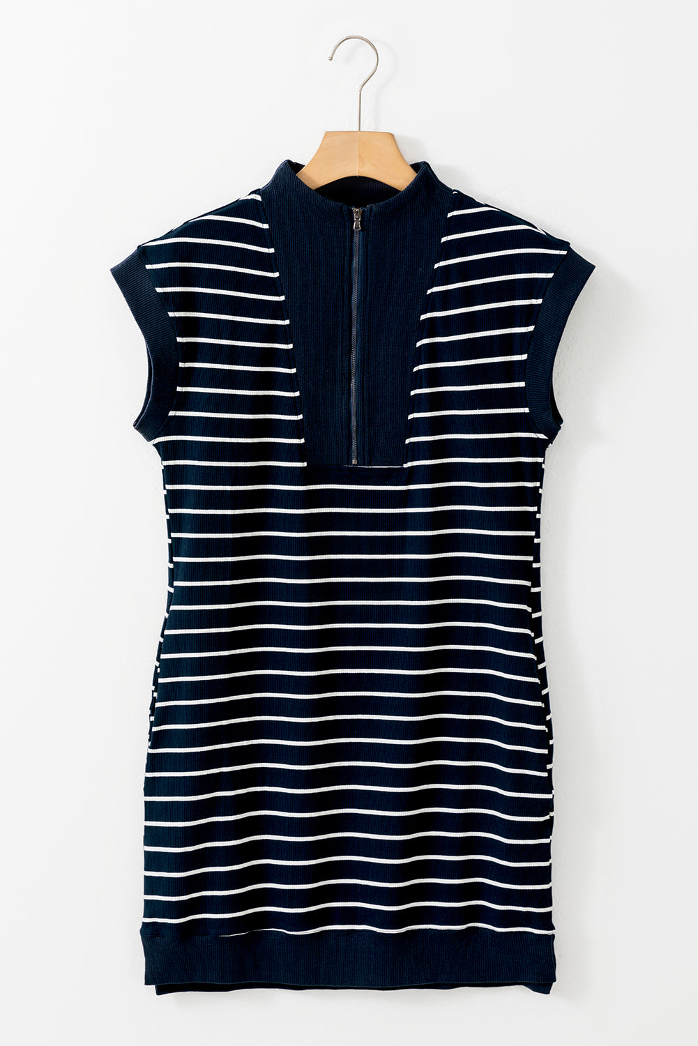 Marineblaues minikleid mit rollkragen und kapuzenärmeln