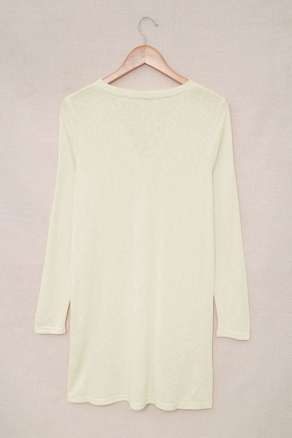 Beigefarbene strickjacke mit knöpfen und offener vorderseite