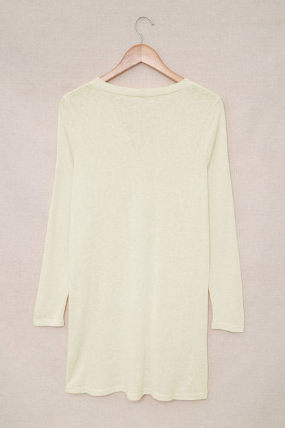 Beigefarbene strickjacke mit knöpfen und offener vorderseite