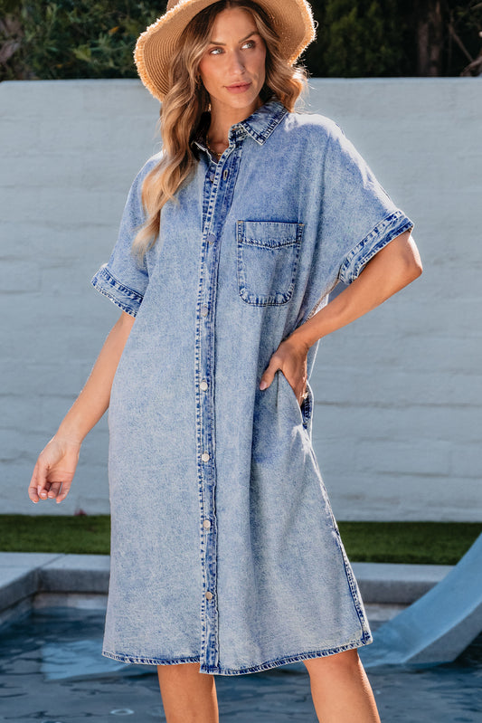 Hellblaues lockeres Hemd mit kurzen Ärmeln und mittlerer Waschung Chambray-Kleid
