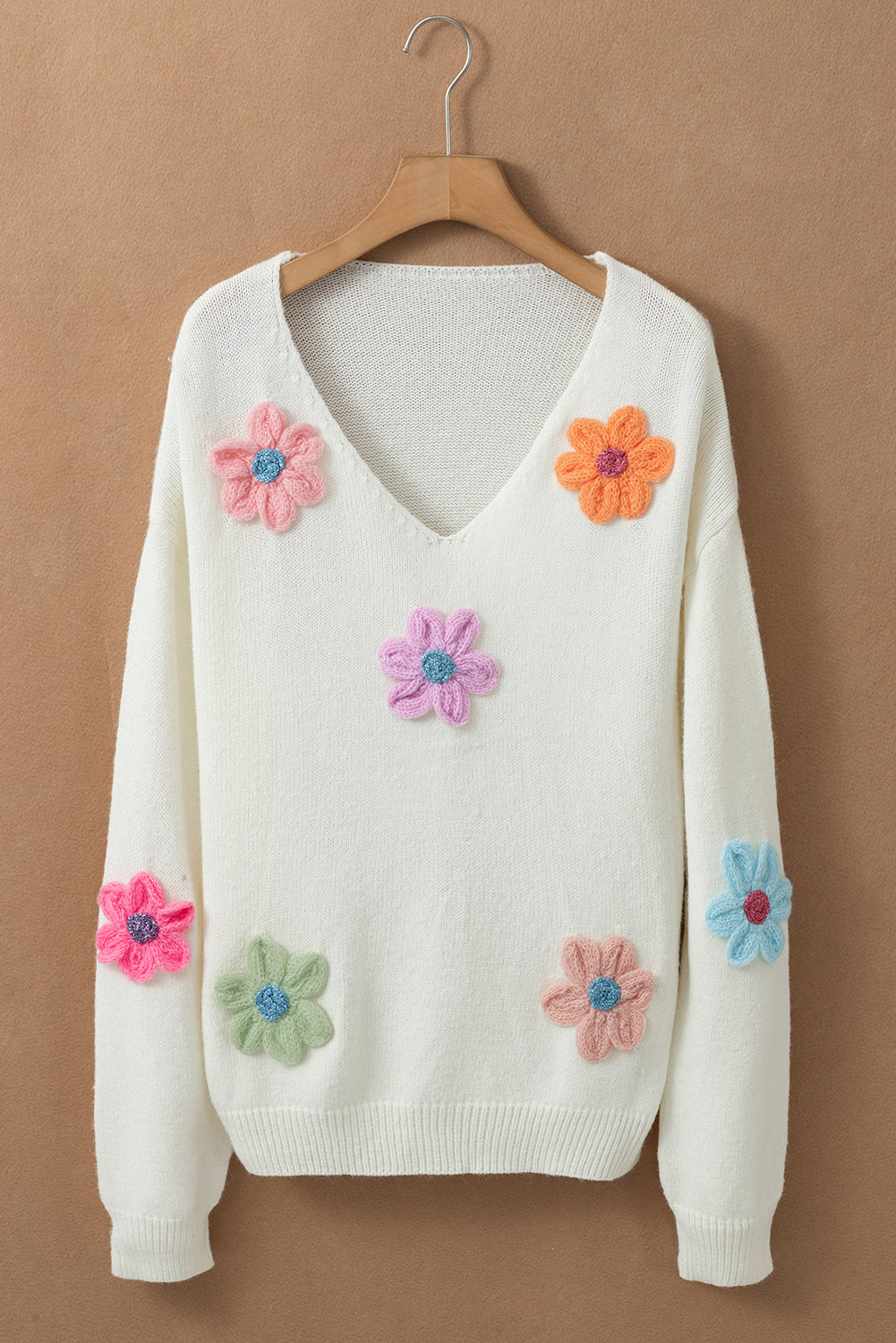 Weißer gehäkelter blumen-v-ausschnitt-pullover