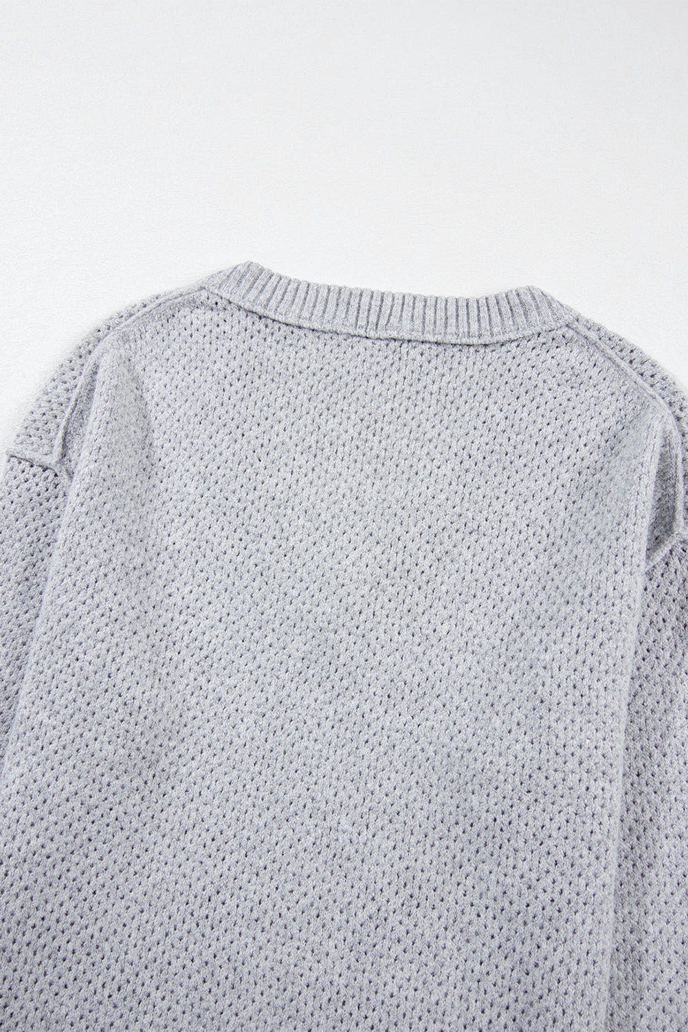 Hellgrauer lockerer pullover mit v-ausschnitt und tropfenschulter