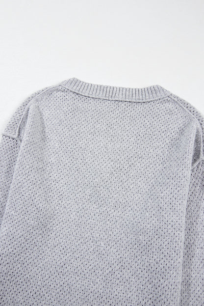 Hellgrauer lockerer pullover mit v-ausschnitt und tropfenschulter