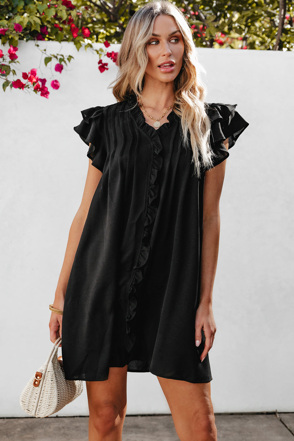 Schwarzes Shiftkleid mit Rüschenärmeln und V-Ausschnitt mit Rüschen