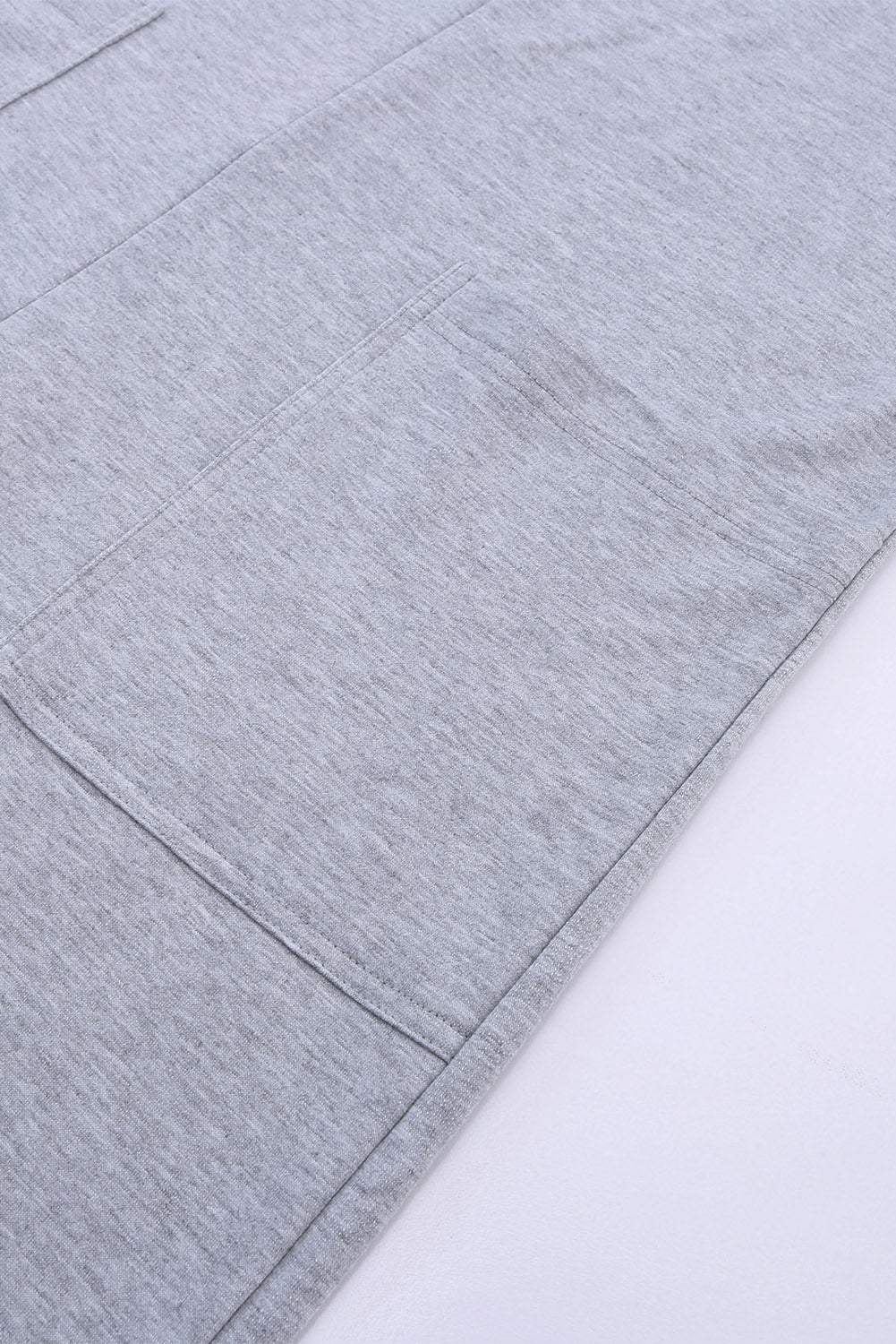 Grauer spaghetti-träger-overall mit aufgesetzten taschen und weitem bein