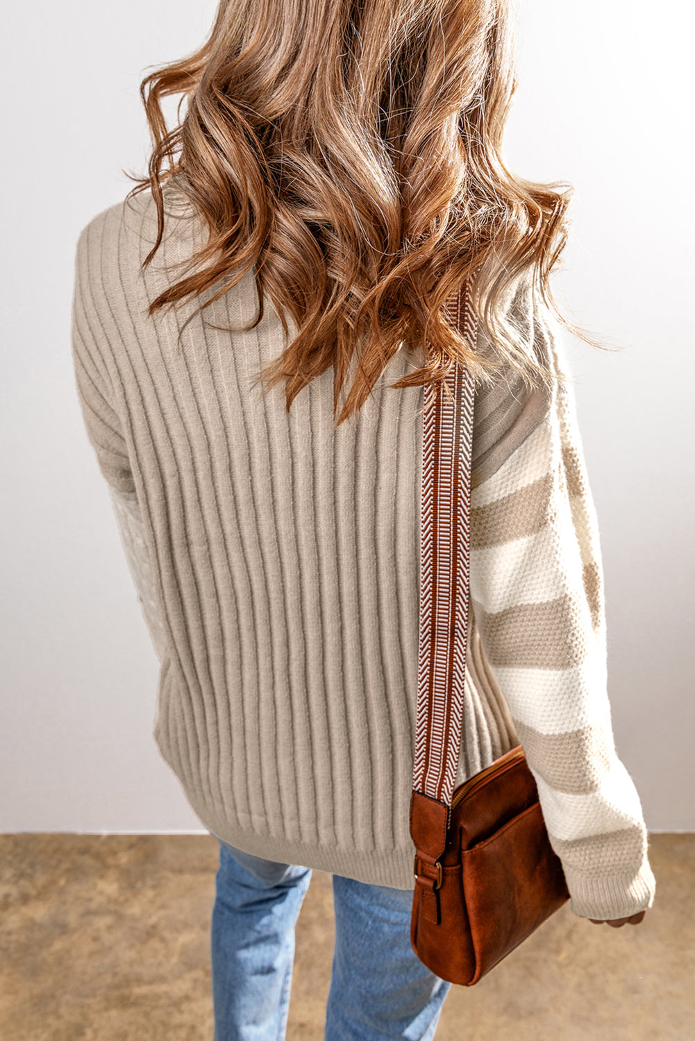 Khakifarbener strickpullover mit rundhalsausschnitt und schulterträger