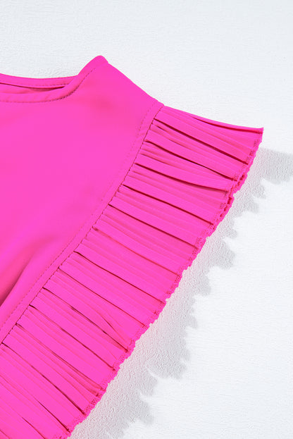 Leuchtend rosafarbenes, plissiertes, geflattertes minikleid