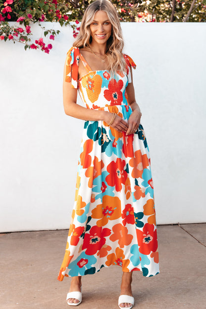 Orangefarbenes maxikleid mit selbstgebundenen trägern und gesmokter oberweite