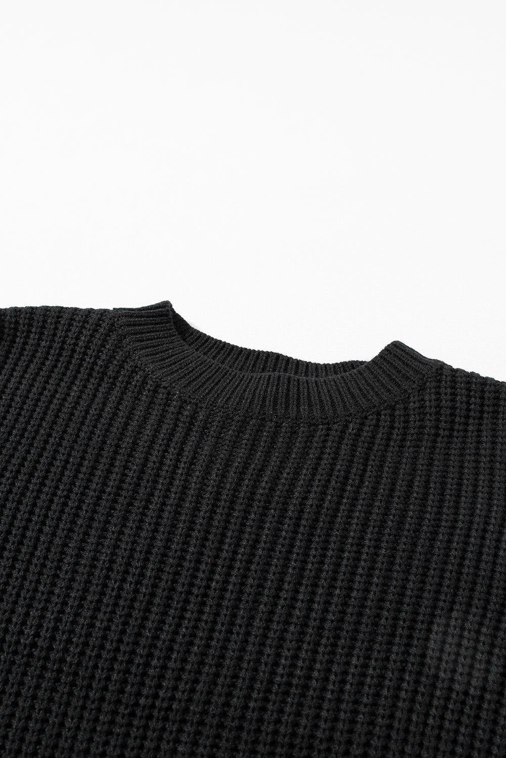 Schwarzer pullover mit zopfstrickärmeln und hängeschultern