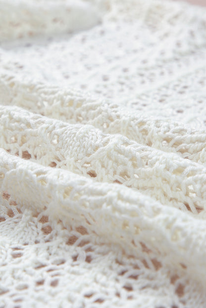 Weißer modischer strickcardigan mit hohlen schultern