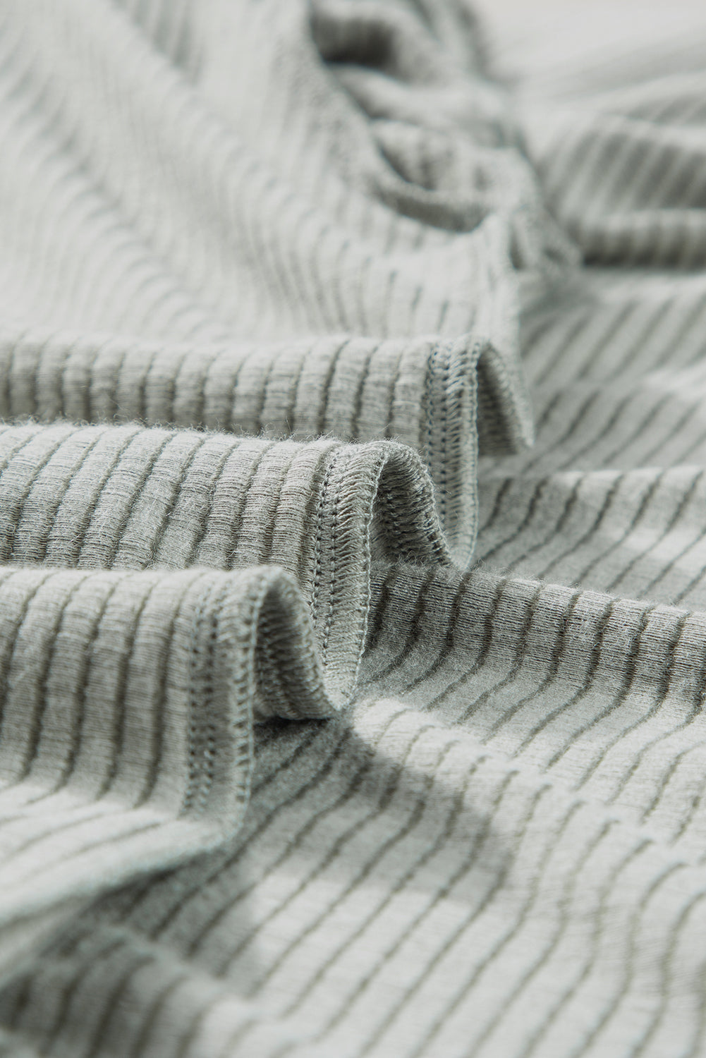 Moosgrüner strickcardigan mit offener vorderseite