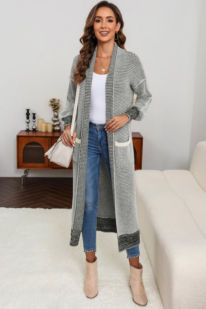 Grauer strukturierter strick-cardigan mit taschen