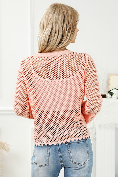 Rosa strickpullover mit glockenärmeln und hohlen ösen