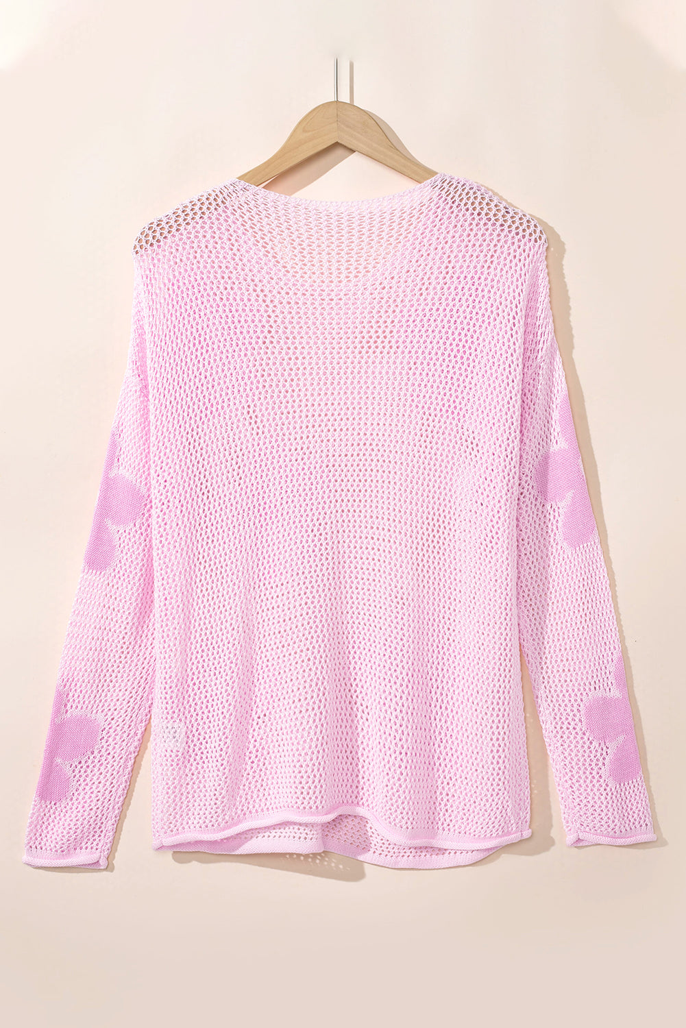 Rosafarbener pullover mit großer blume und hohlen schultern aus strick