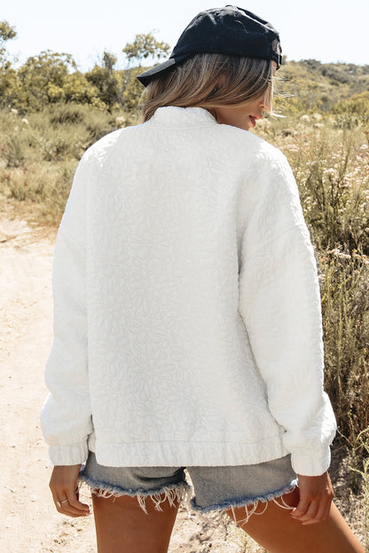 Weiße gesteppte jacke mit blumenmuster