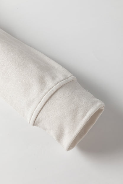 Khakifarbenes t-shirt-kleid mit kalten schultern und schlitzen