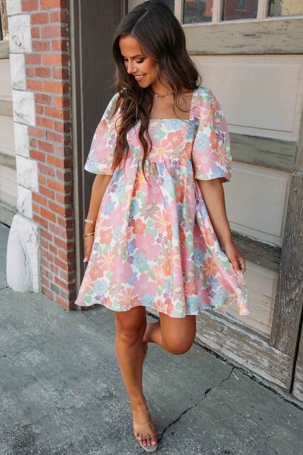 Rosa geblümtes Sommer-Babydoll-Kleid mit quadratischem Ausschnitt und Puffärmeln