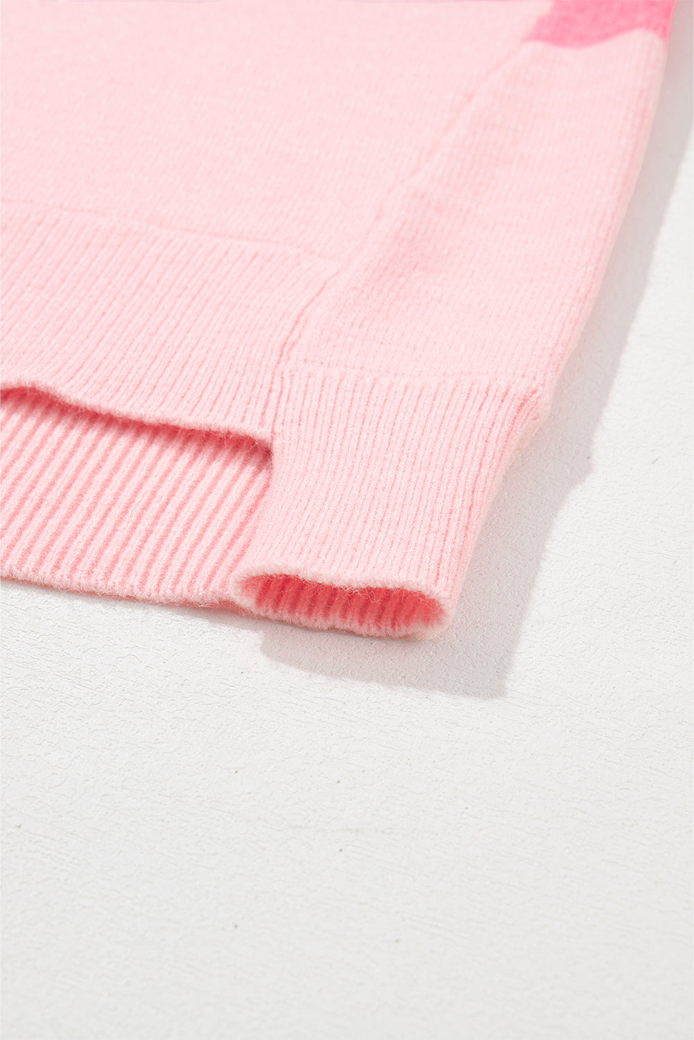 Rosa karierter, gestreifter, hochgeschlossener pullover mit farbblockmuster