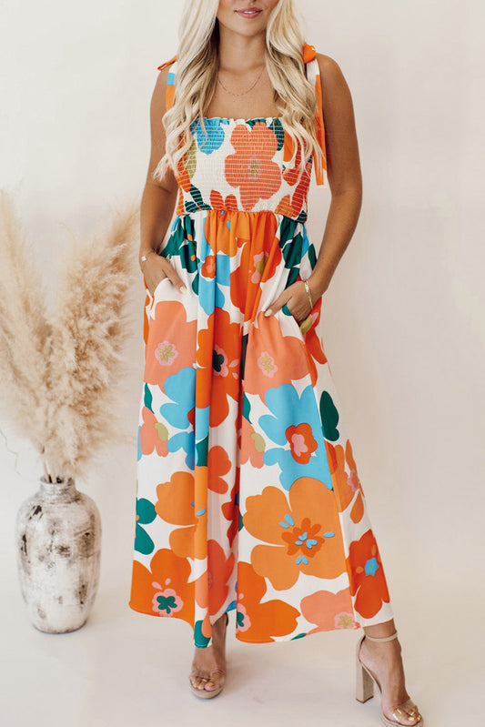Orangefarbenes maxikleid mit selbstgebundenen trägern und gesmokter oberweite