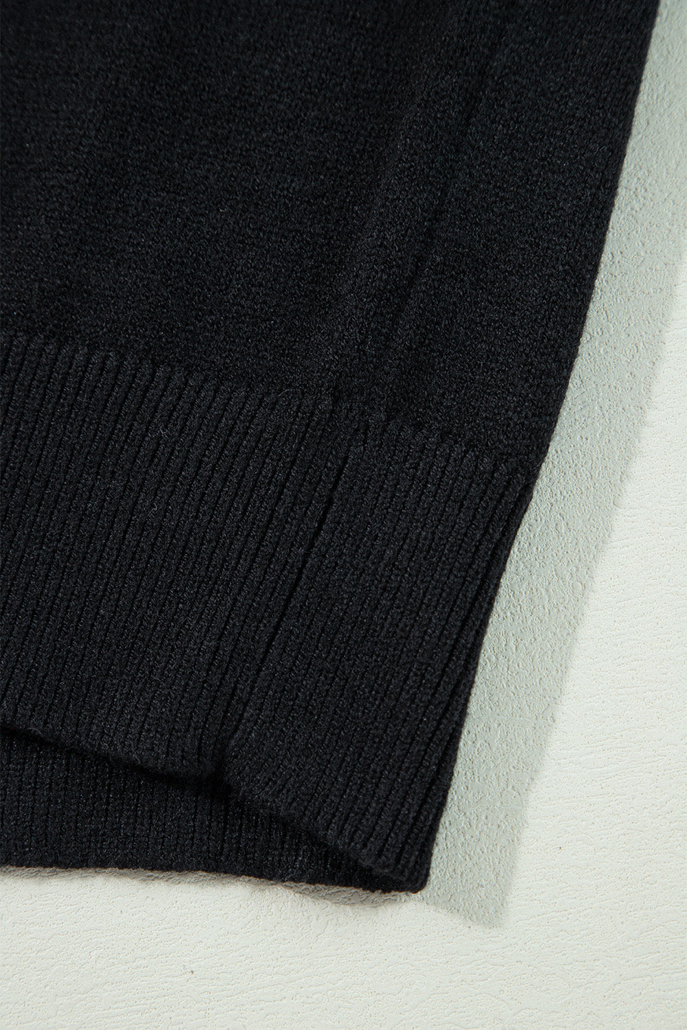 Schwarzer boo strickpullover mit geripptem rand und schultern