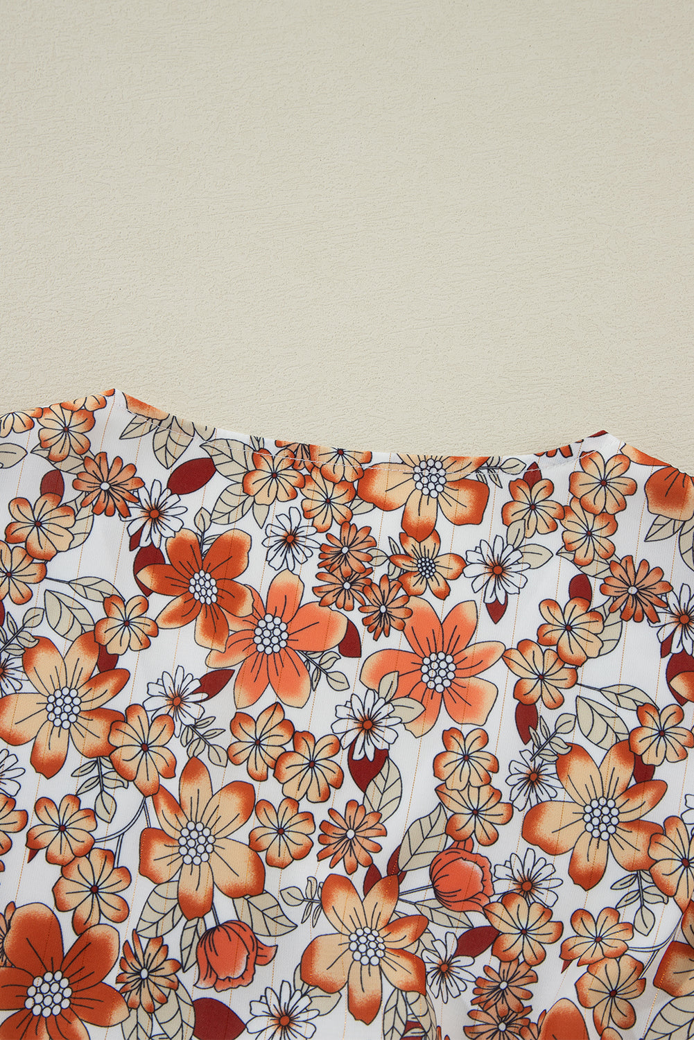Khakifarbenes langarm-midikleid mit blumenmuster und gerafftem v-ausschnitt