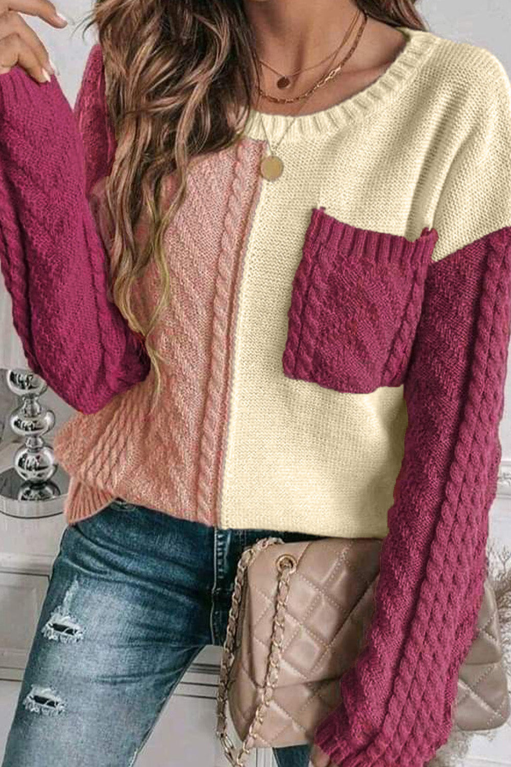 Roséfarbener pullover mit aufgesetzter tasche und schultertasche