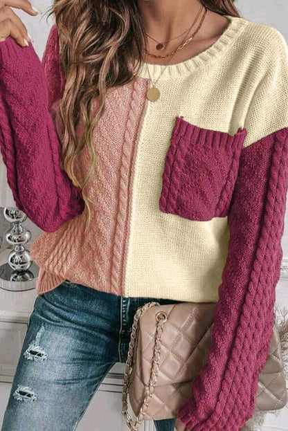 Roséfarbener pullover mit aufgesetzter tasche und schultertasche