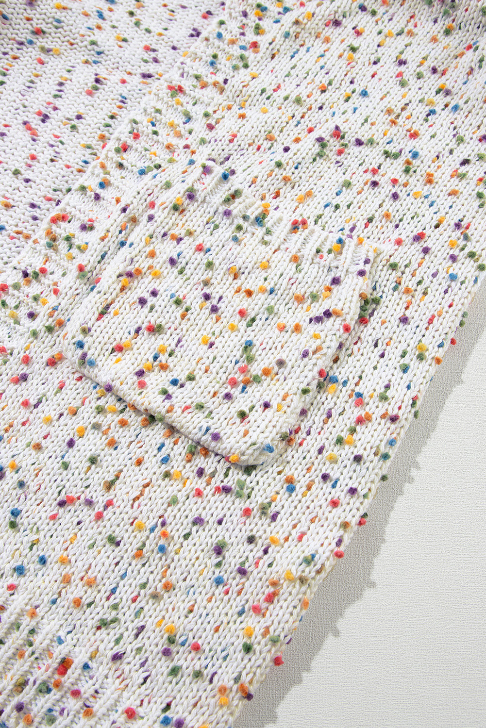 Weiße regenbogen-popcorn-sprenkel strickjacke mit offener vorderseite