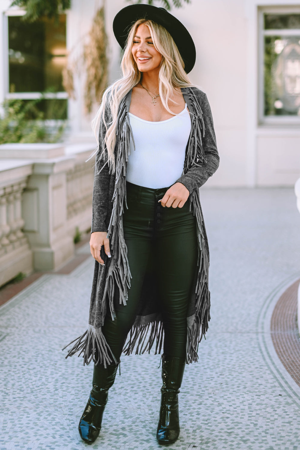 Schwarzer cardigan mit offener tasche und fransensaum