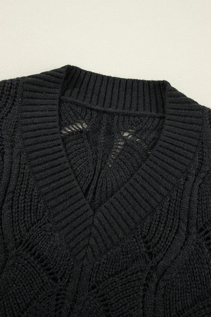 Schwarzer strickpullover mit v-ausschnitt und hohlen schultern