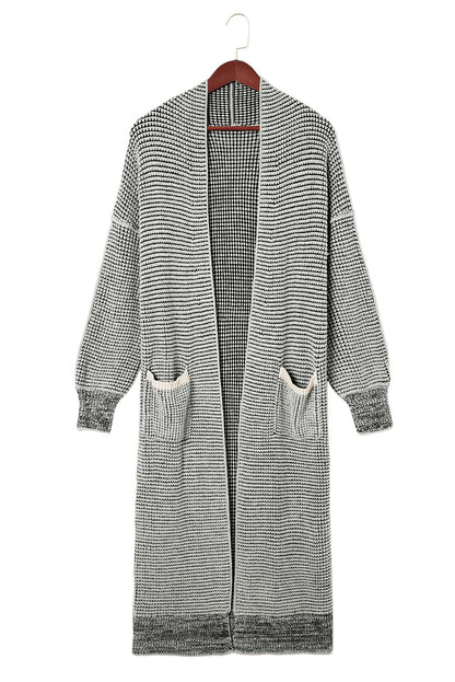 Grauer strukturierter strick-cardigan mit taschen