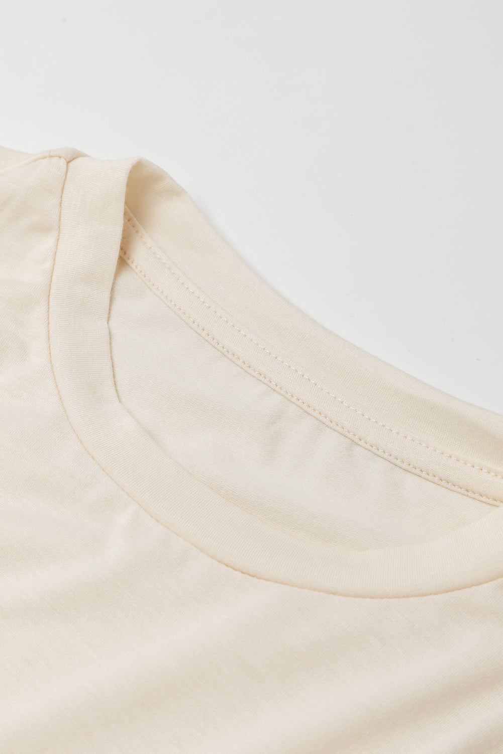 Beige verschönertes kleid mit puffärmeln und gestufter a-linie